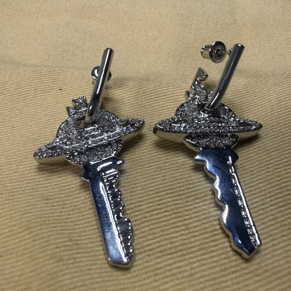 Vivienne Westwood Key Earring - Picture 2 of 4